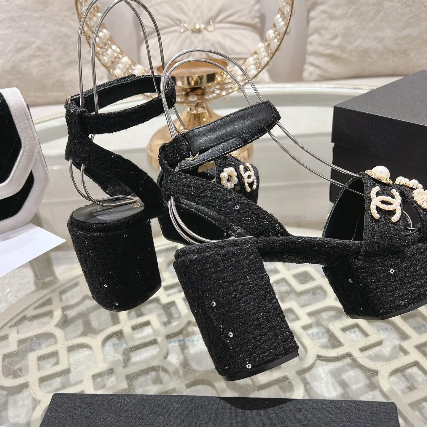 👟👟Ex-factory price 580👟👟 𝐂𝐇𝐀𝐍𝐄𝐋 | Xiaoxiang 25𝐬𝐬Spring and summer new products Counter classic catwalk models New series of high-heeled and waterproof platform sandals〰 A must-have in the fashion circle, the combination will interpret the meticulous, minimalist and classic elements that will never fade away It shows a unique dressing style that is too beautiful to say. A must-have for summer... Upper: Highly customized original specific fabrics. Lining: imported sheepskin lining. Outsole: original molded non-slip outsole. Heel height: 12cm. Waterproof platform: 2.5cm. Size: 35-39 (40.41.42 customization is not returnable)